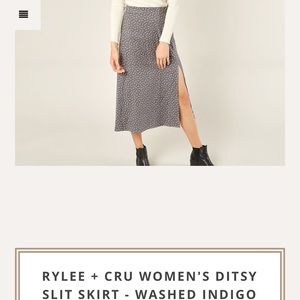 RYLEE + CRU WOMEN'S DITSY SLIT SKIRT-WASHED INDIGO